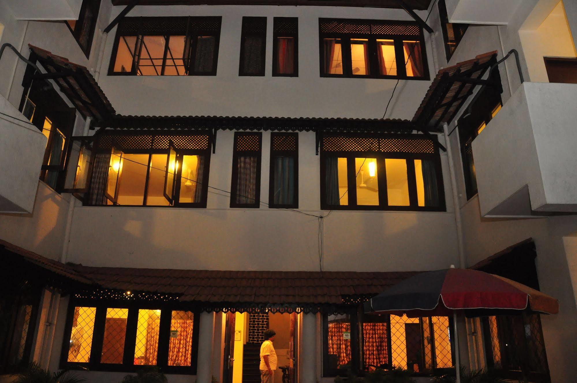 Blue Seas Guest House Dehiwala-Mount Lavinia Ngoại thất bức ảnh