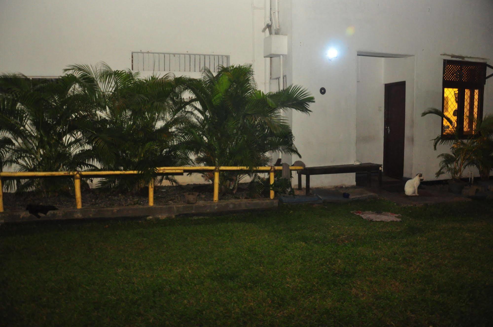 Blue Seas Guest House Dehiwala-Mount Lavinia Ngoại thất bức ảnh